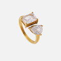 Anillo ajustable Elara de Alessia Madrid, con diseño elegante y detalles en plata que resalta en la mano.