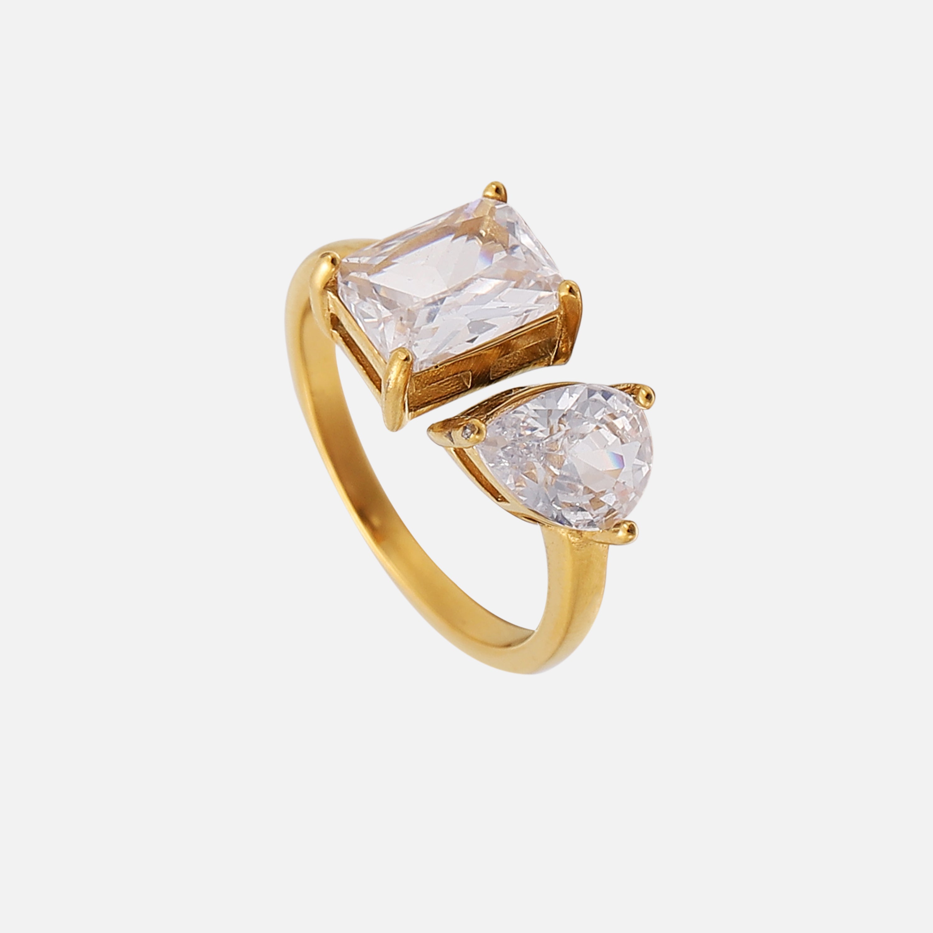 Anillo ajustable Elara de Alessia Madrid, con diseño elegante y detalles en plata que resalta en la mano.