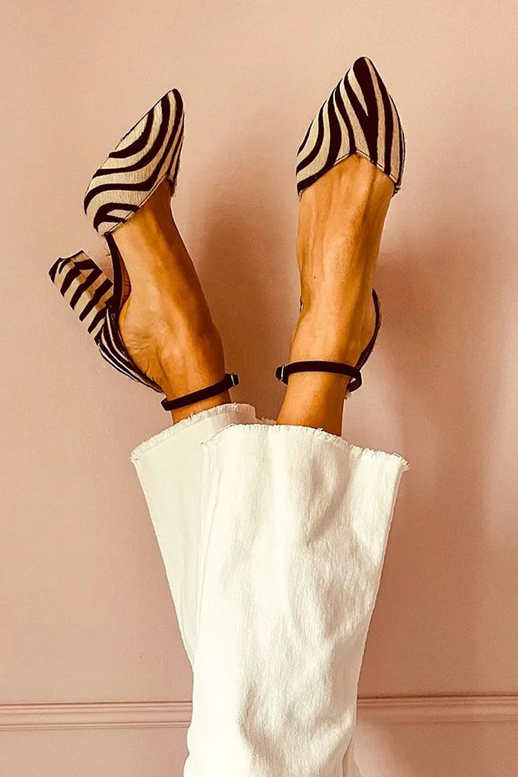 Zapatos de tacón Alessia Madrid Keren con punta y estampado de cebra, diseño elegante y moderno en la imagen.