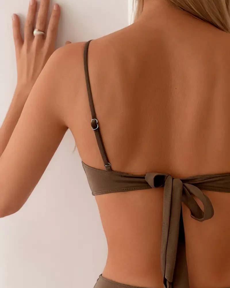 Bikini de dos piezas elegante y ceñido de la marca Alessia Madrid, en colores vibrantes y diseño ajustado para verano.