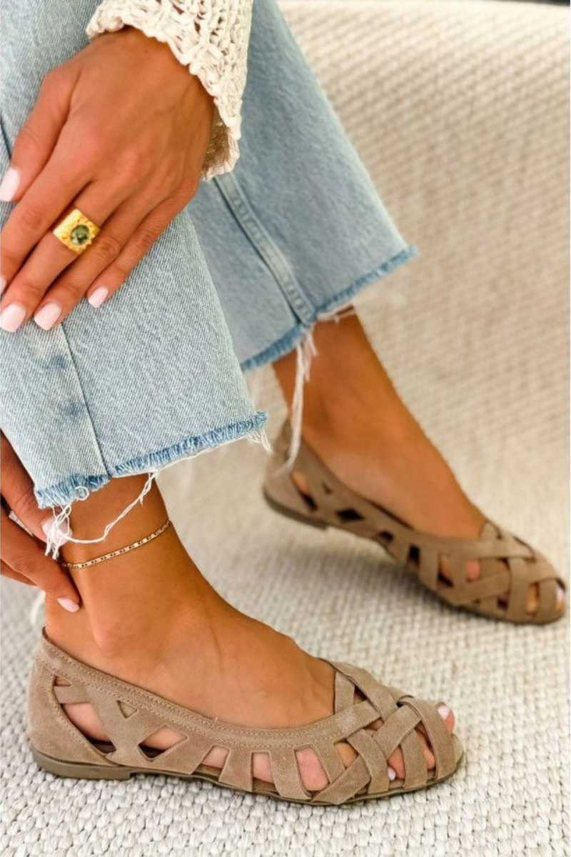 Sandalias planas Alessia Madrid con punta abierta y tejido entrecruzado, ideal para un estilo cómodo y elegante.