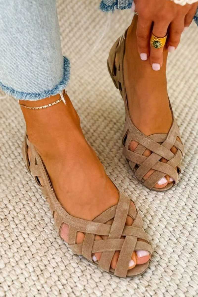Sandalias planas Alessia Madrid con punta abierta y tejido entrecruzado, mostrando el diseño en piel y detalles en la parte superior.