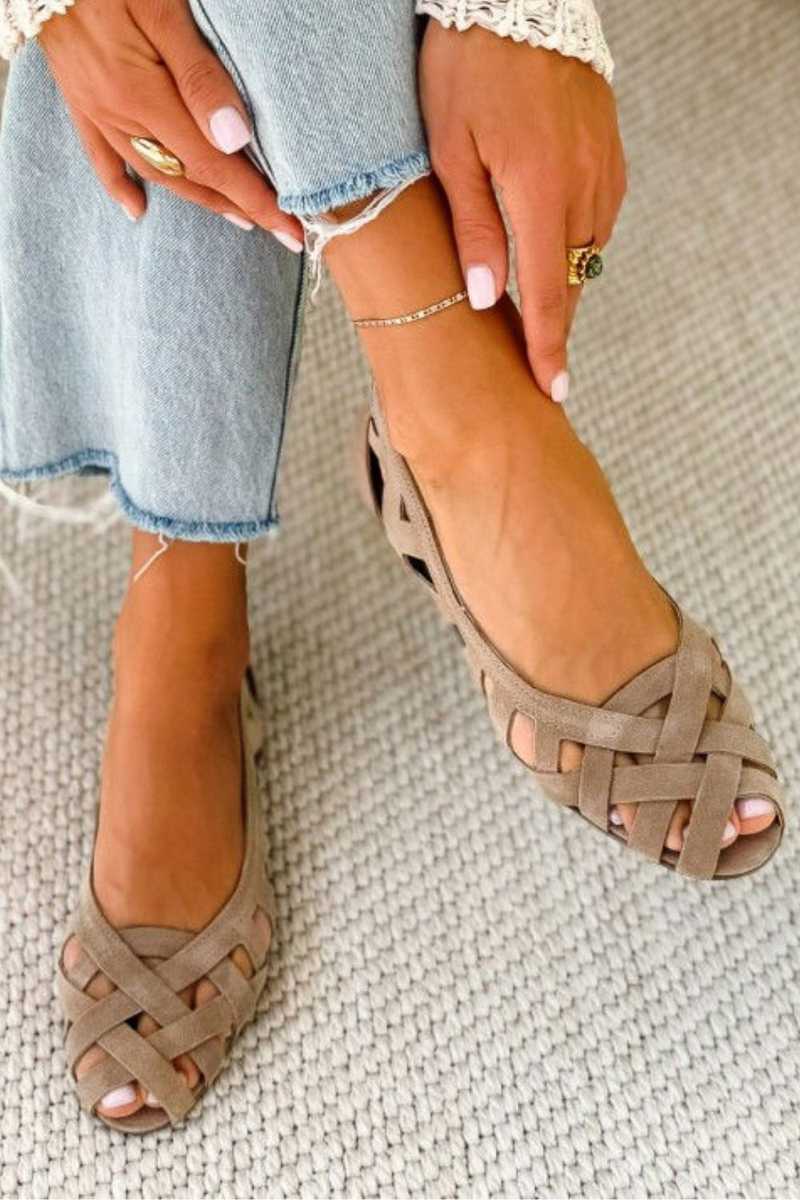 Sandalias planas Alessia Madrid con punta abierta y tejido entrecruzado para mujer, ideales para verano y comodidad.