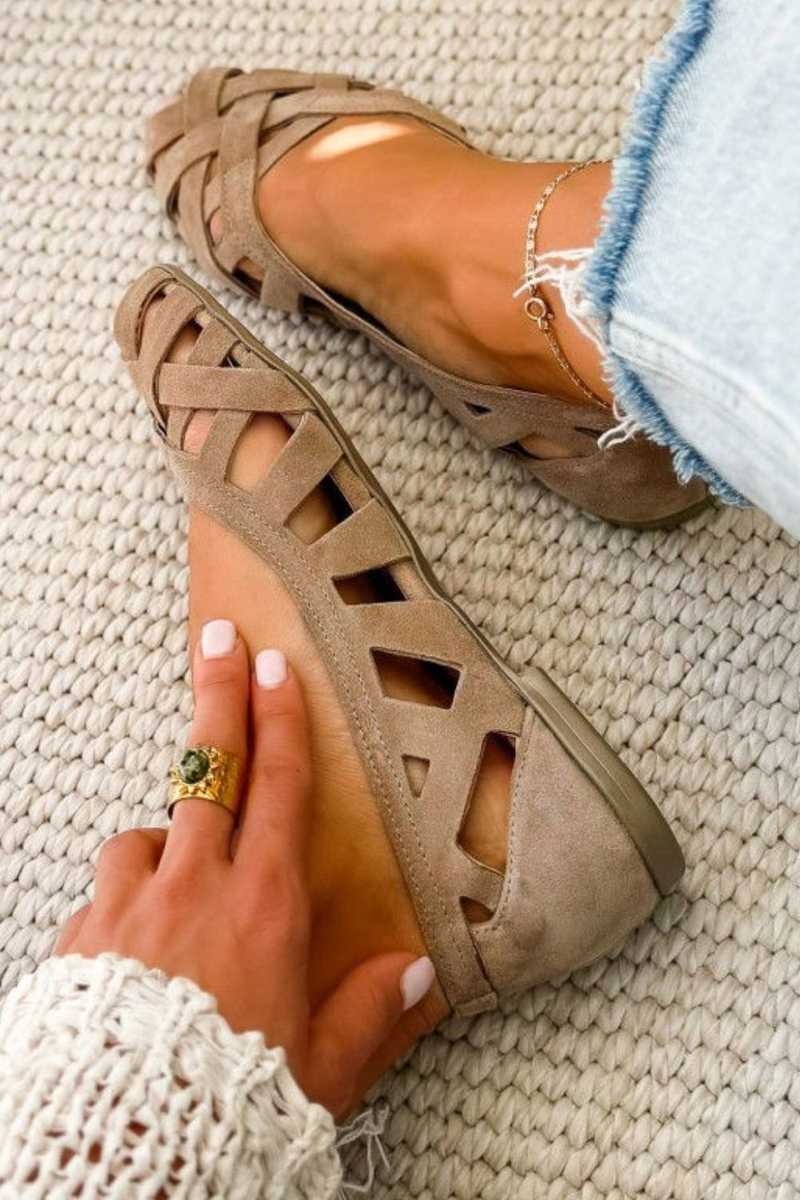 Sandalias planas Alessia Madrid con punta abierta y tejido entrecruzado, mostrando el diseño de las sandalias en color neutro