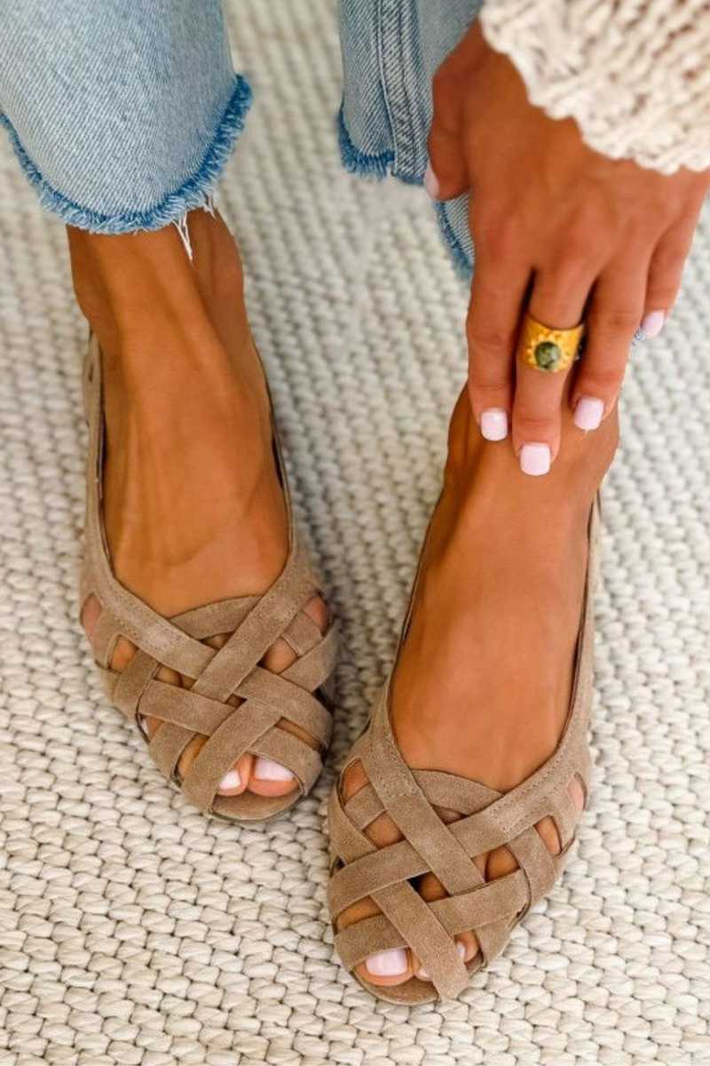 Sandalias planas Alessia Madrid con punta abierta y tejido entrecruzado, ideales para un estilo cómodo y elegante.