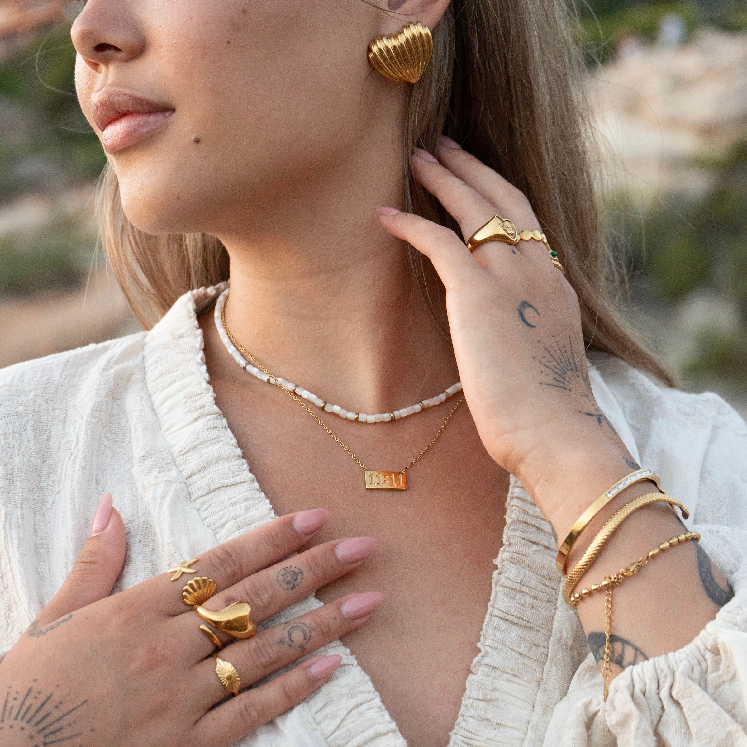 Collar Alessia Madrid «Los once de la suerte» en plata con diseño de símbolos de la suerte, en primer plano.