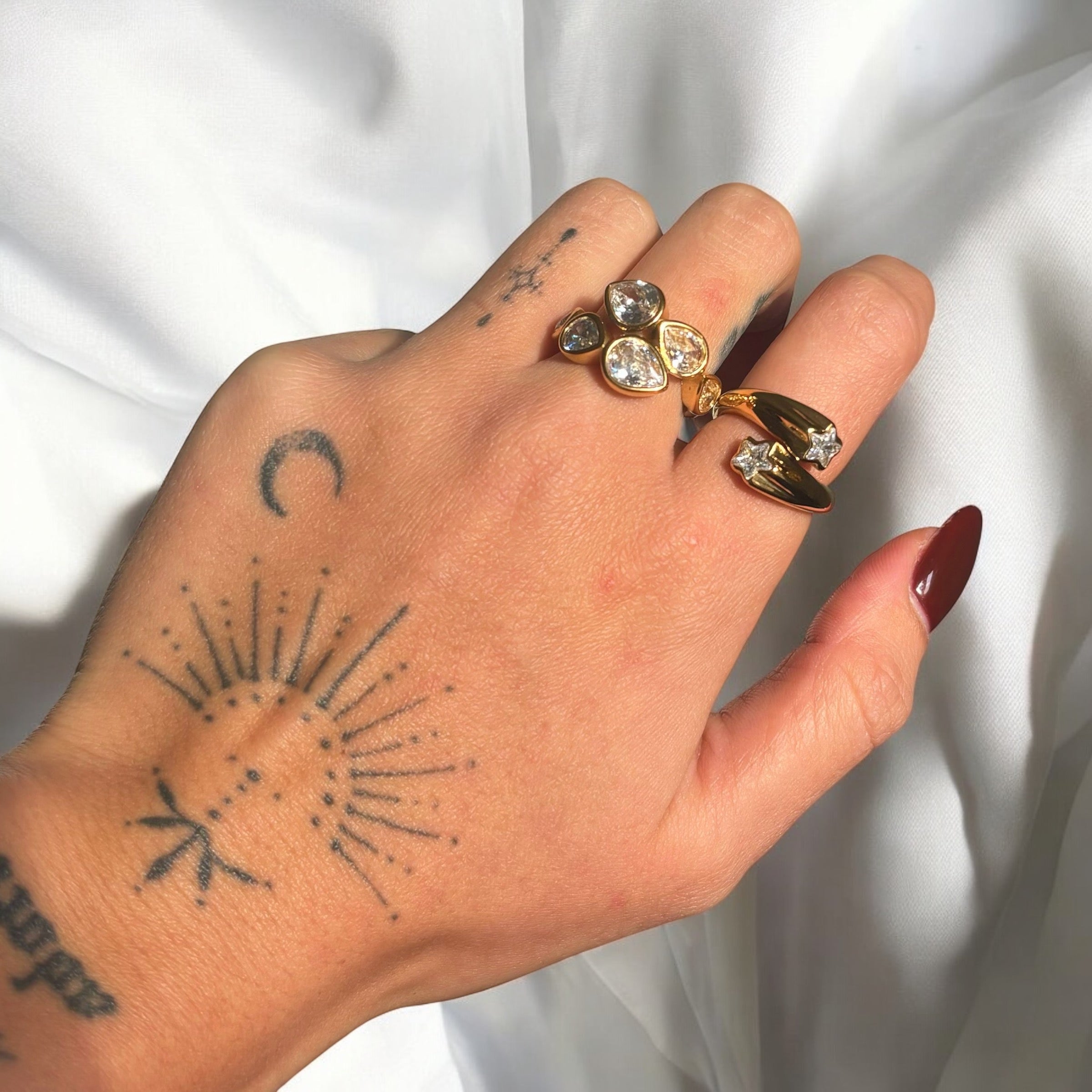 Anillo ajustable Lustre de la marca Alessia Madrid con diseño elegante y acabado brillante en plata.