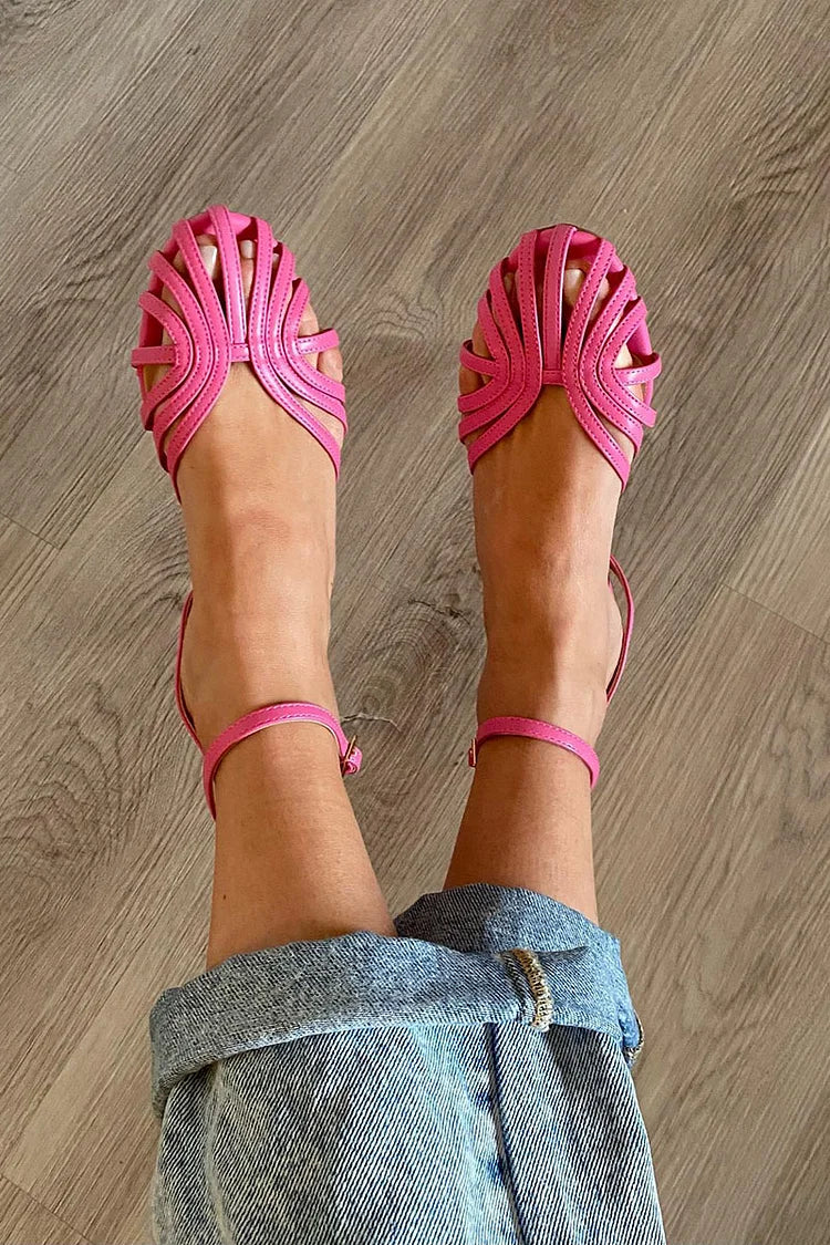 Sandalias con tira y punta redonda de la marca Alessia Madrid, mostrando el diseño de las sandalias en color neutro.