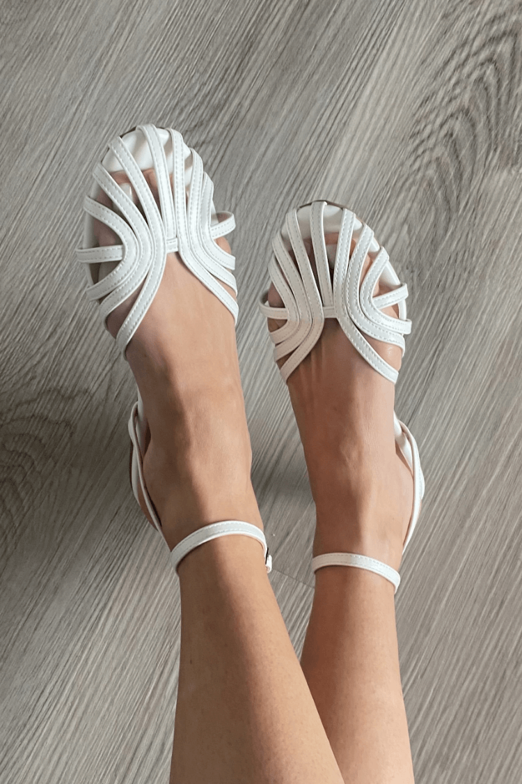 Sandalias Alessia Madrid con tira y punta redonda, calzado de verano en color neutro y diseño elegante para mujer.