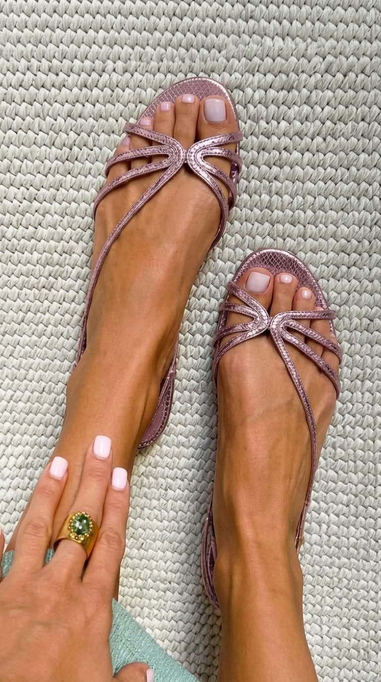 Sandalias de tiras metalizadas de Alessia Madrid, con diseño elegante y detalles brillantes para vestir el calzado femenino.