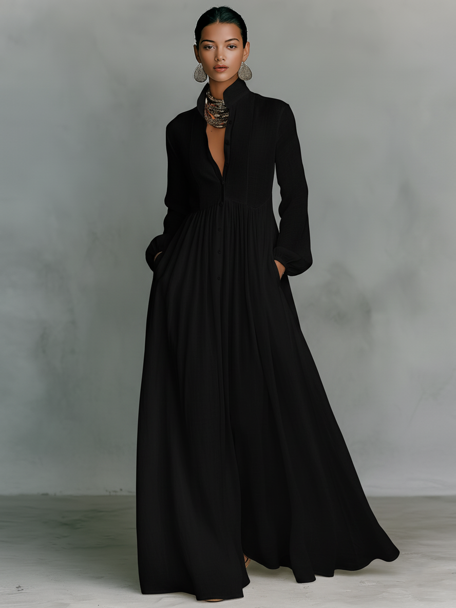 Vestido largo minimalista de algodón y lino con diseño patchwork, cuello alto y mangas largas, de la marca Alessia Madrid