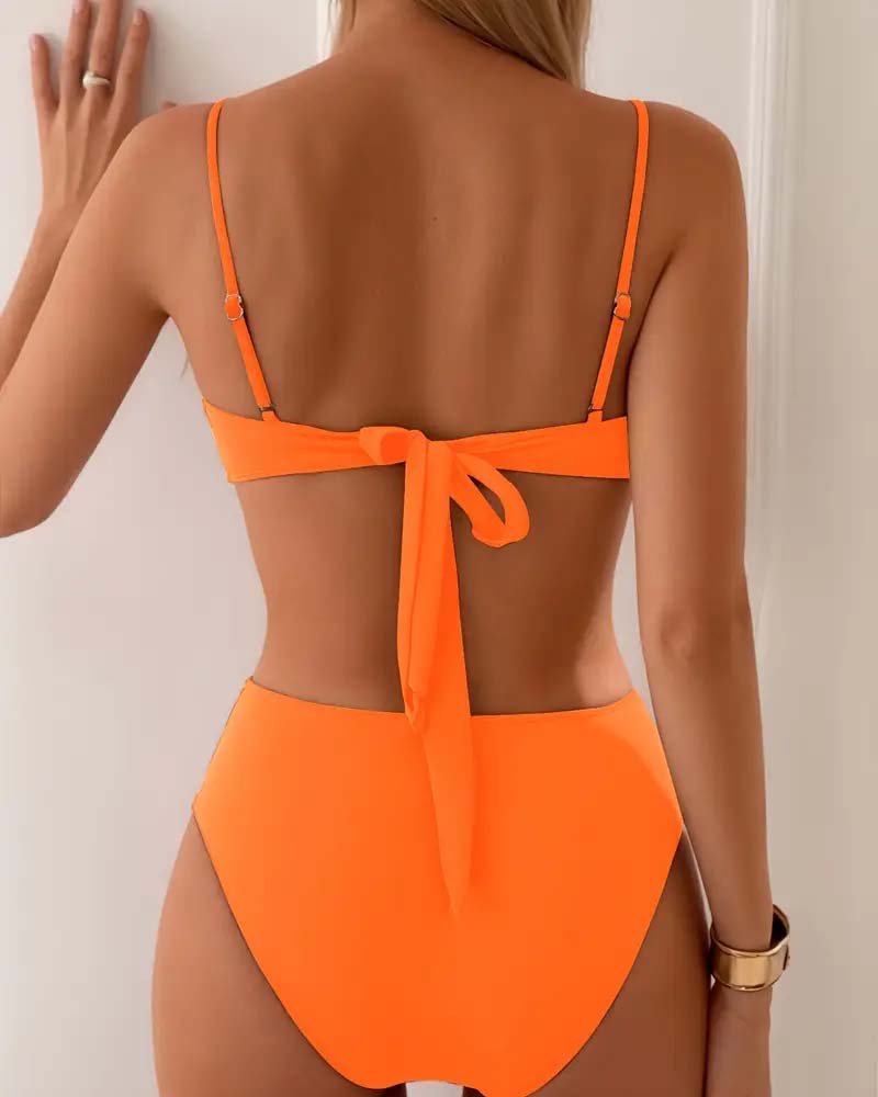 Bikini de dos piezas elegante y ceñido de la marca Alessia Madrid, en color llamativo, con diseño moderno y ajustado al cuerpo.