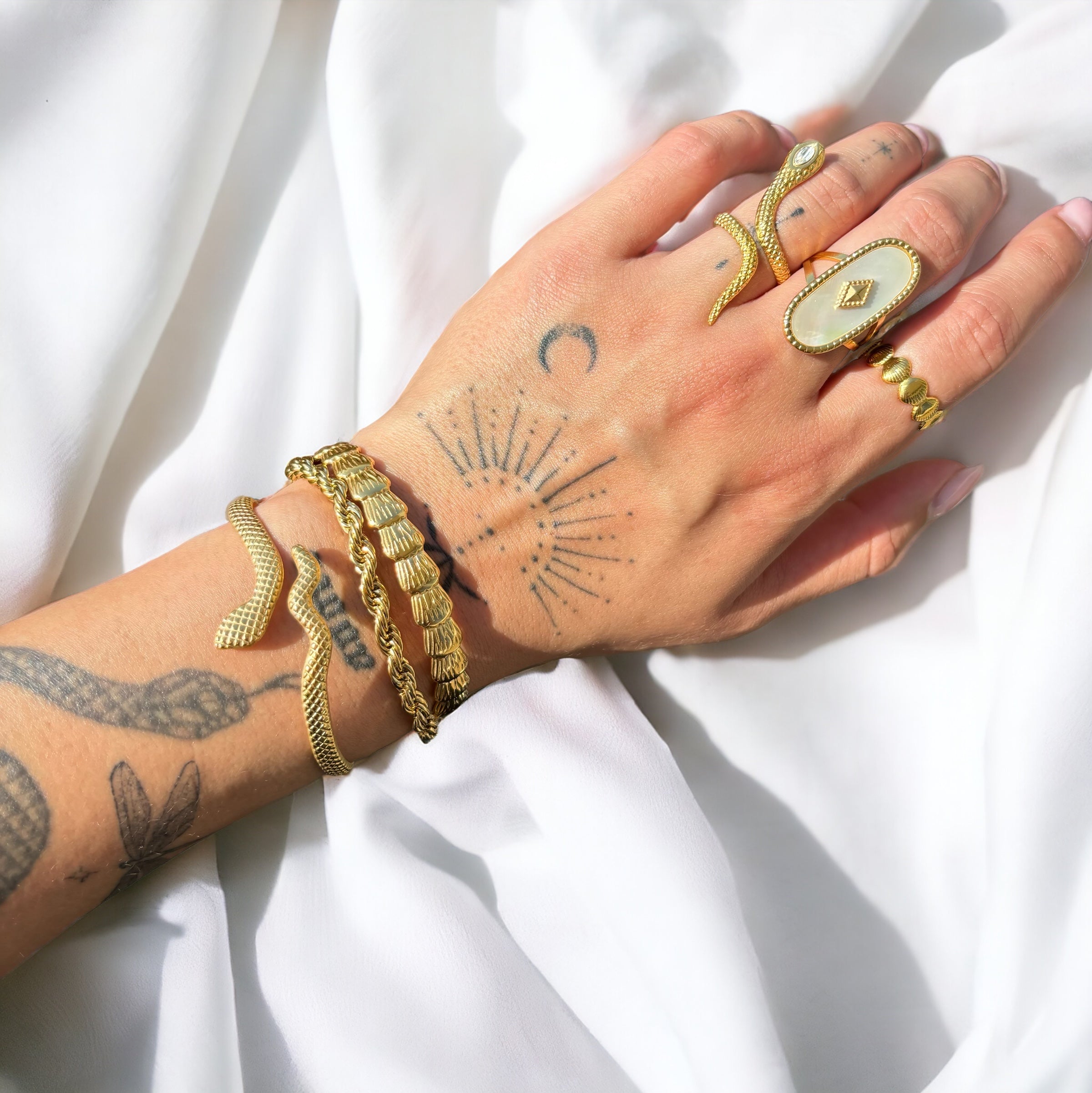Anillo ajustable Elise de Alessia Madrid, en plata con detalles decorativos, visible en la imagen.