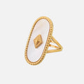 Anillo ajustable Elise de Alessia Madrid, con diseño elegante y detalles metálicos en tonos dorados.