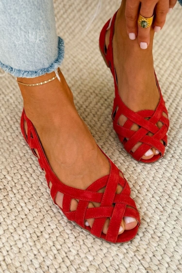 Sandalias planas Alessia Madrid con punta abierta y tejido entrecruzado, ideales para un estilo cómodo y elegante.
