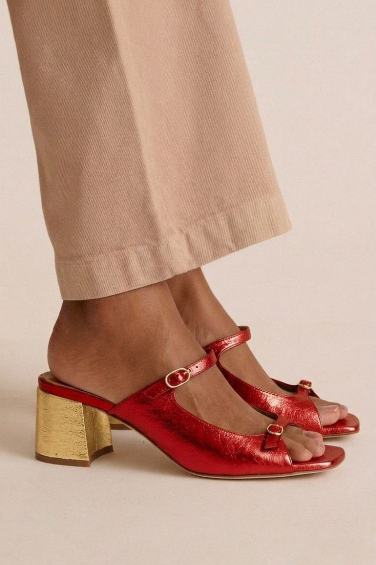 Tacones gruesos con tira trasera y puntera en bloques de Alessia Madrid, calzado elegante y cómodo para mujer.