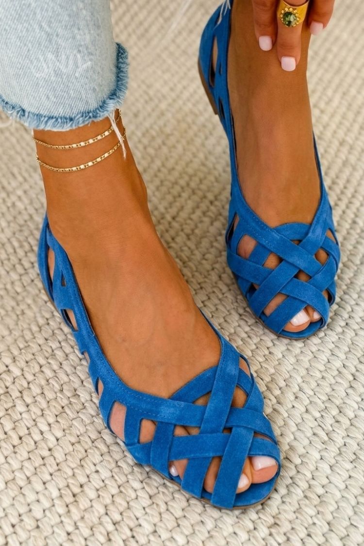 Sandalias planas Alessia Madrid con punta abierta y tejido entrecruzado, diseño cómodo y elegante para mujer.