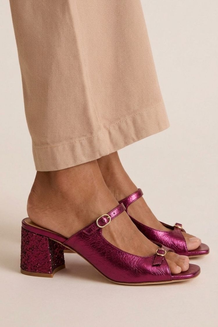 Tacones gruesos con tira trasera y puntera en bloques de color, diseñados por Alessia Madrid, en una imagen de moda moderna.