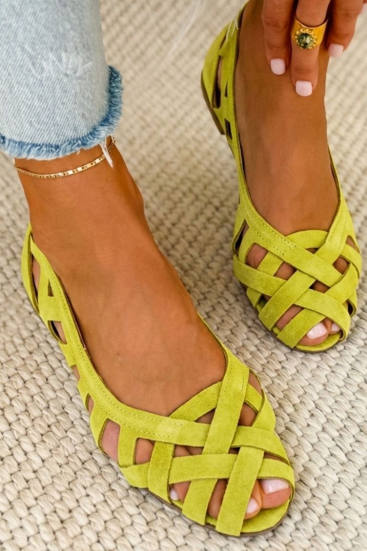 Sandalias planas Alessia Madrid con punta abierta y tejido entrecruzado, mostrando el diseño elegante y cómodo del calzado.