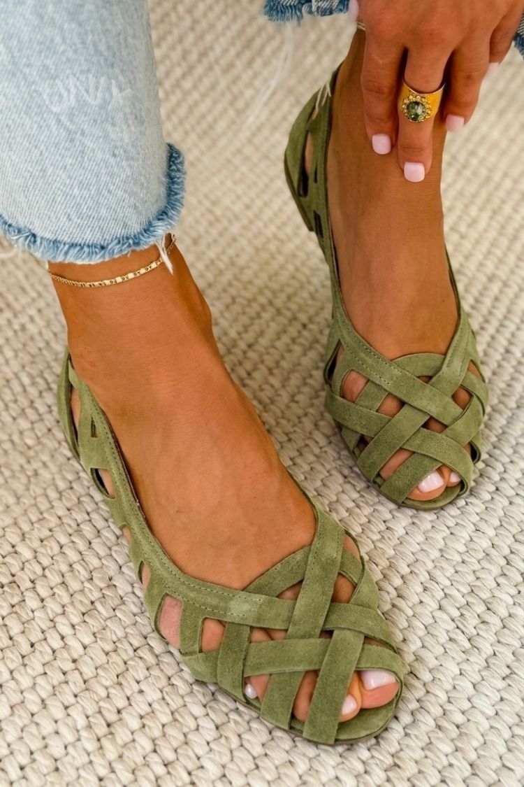 Sandalias planas Alessia Madrid con punta abierta y tejido entrecruzado, mostrando el diseño cómodo y elegante en tonos neutros.