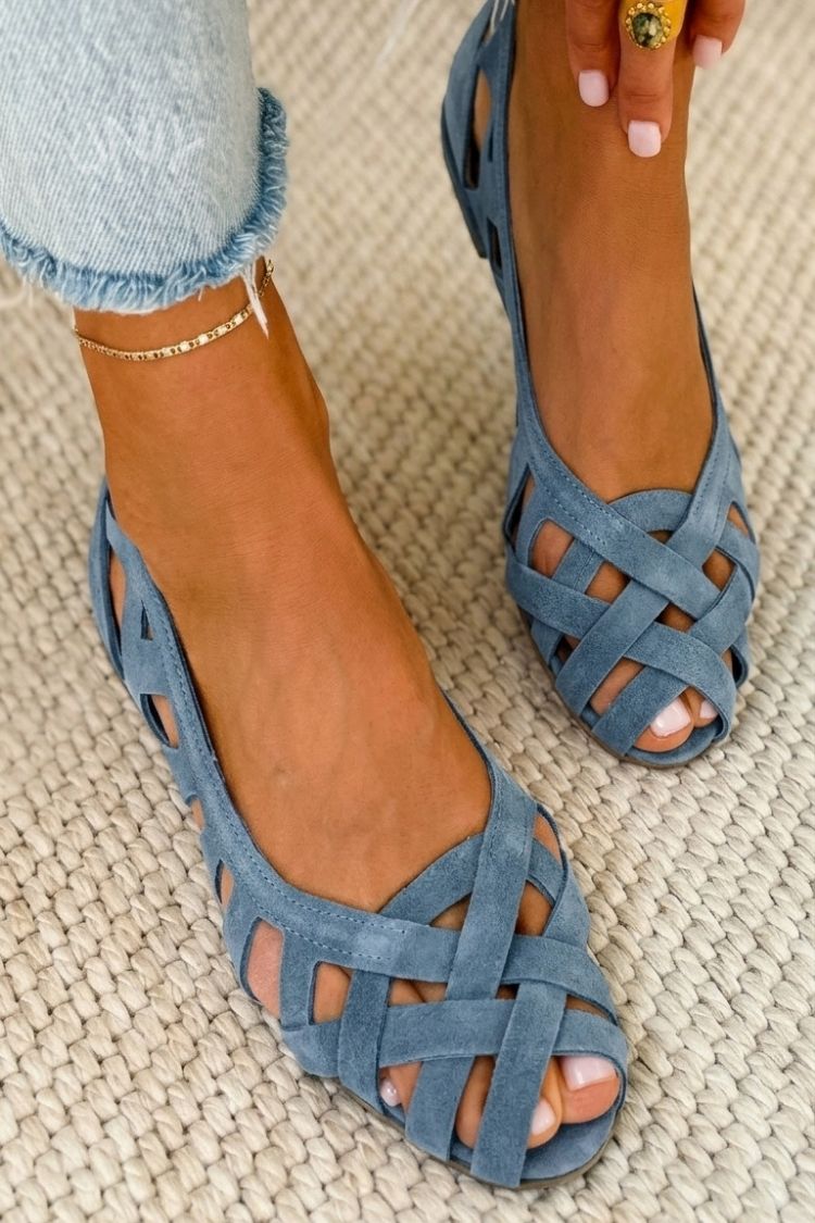 Sandalias planas Alessia Madrid con punta abierta y tejido entrecruzado, ideales para un estilo cómodo y moderno.