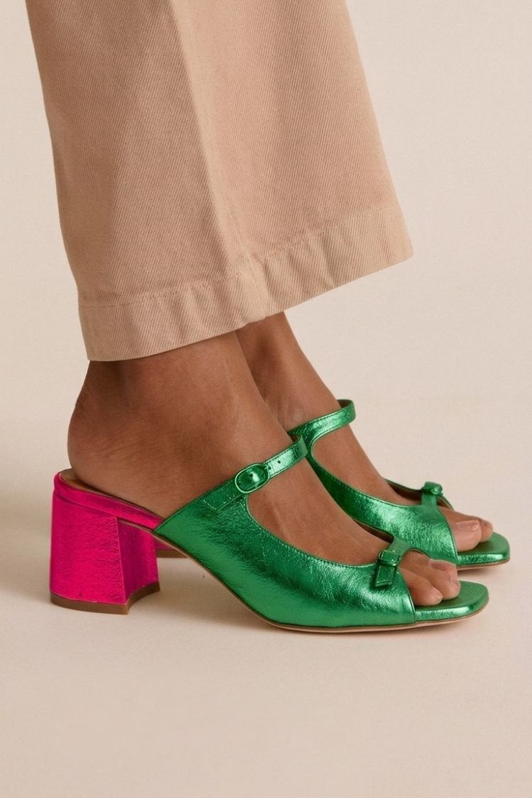 Tacones gruesos con tira trasera y puntera en bloques de Alessia Madrid, zapatos elegantes para mujer en color neutro