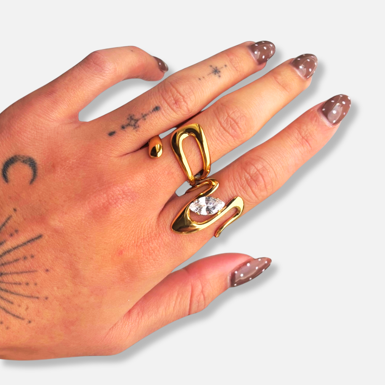 Anillo de flujo ajustable de Alessia Madrid con diseño elegante y acabado brillante, visible en la imagen.