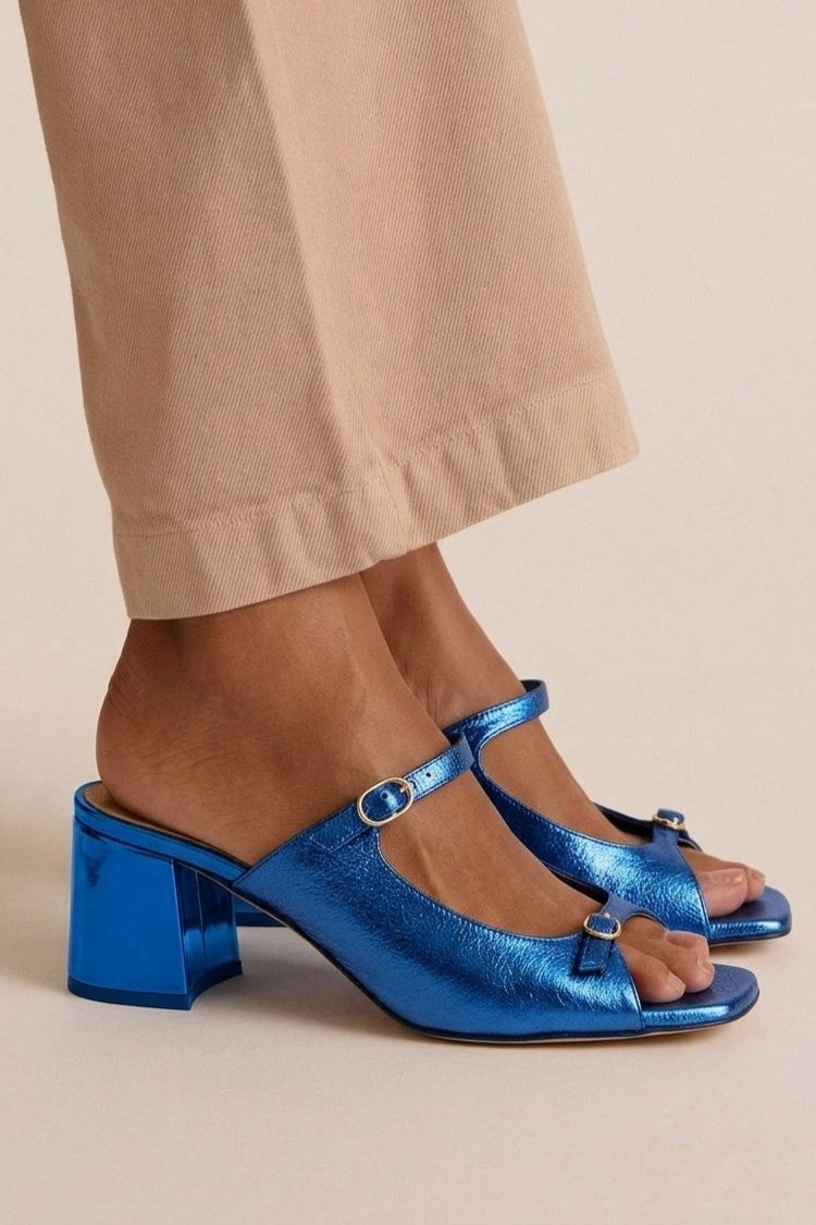 Tacones gruesos con tira trasera y puntera en bloques de Alessia Madrid, calzado elegante y moderno para mujer.