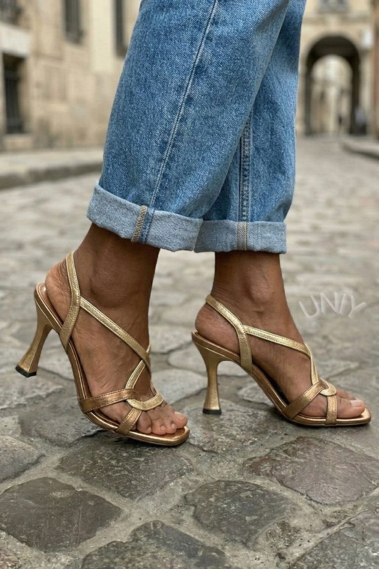 Sandalias Doradas Metálicas con Tiras Cruzadas