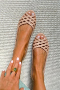 Sandalias planas Alessia Madrid con tiras cruzadas y punta abierta, ideales para un estilo cómodo y elegante.