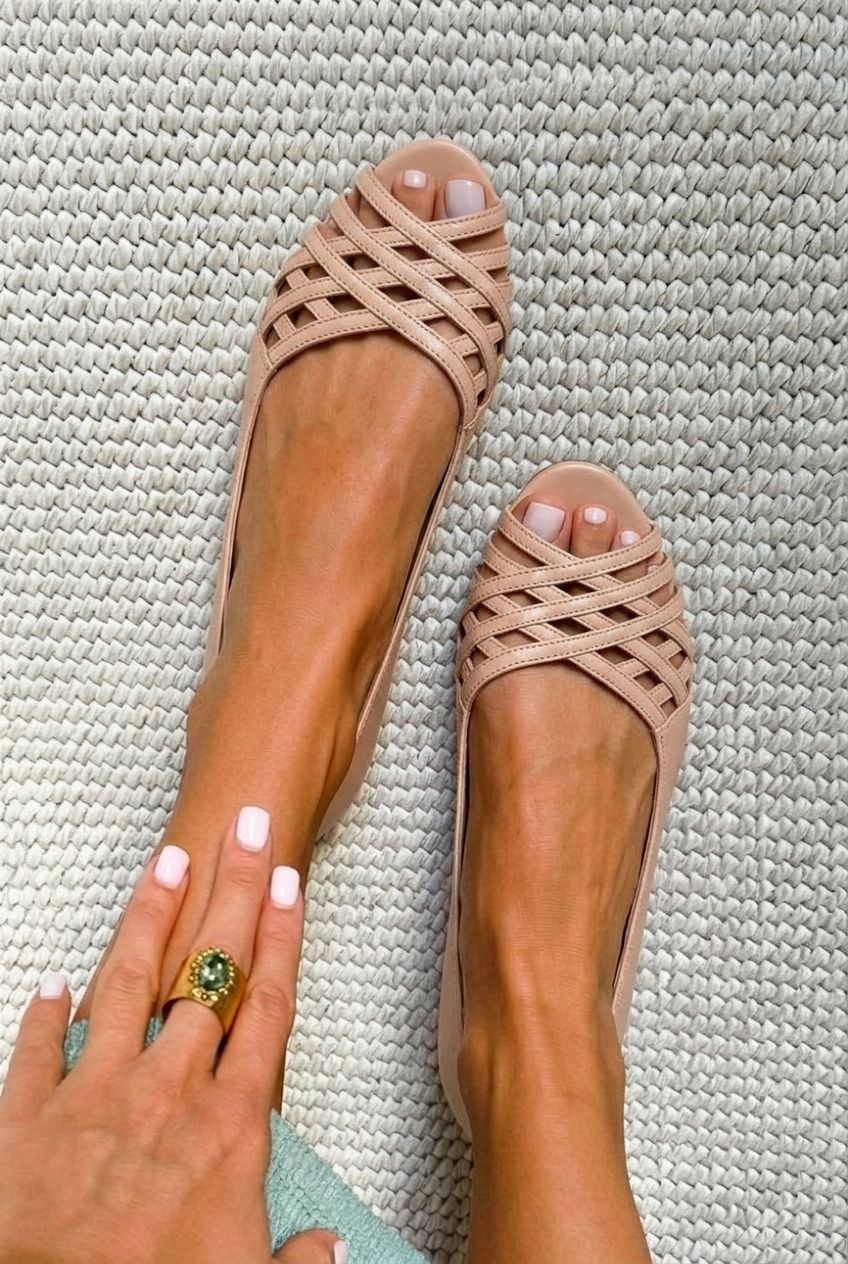 Sandalias planas Alessia Madrid con tiras cruzadas y punta abierta, ideales para un estilo cómodo y elegante.