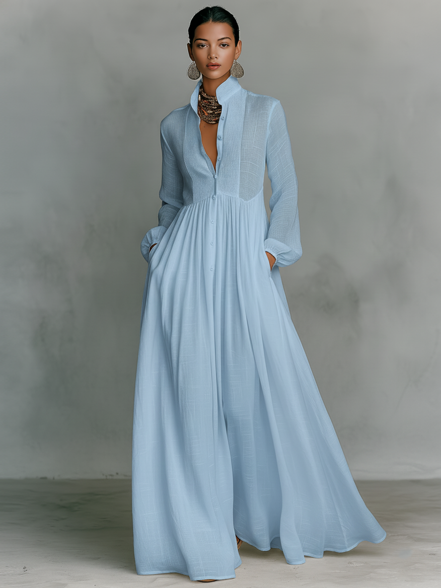 Vestido largo minimalista de algodón y lino con patchwork, cuello alto y mangas largas, marca Alessia Madrid