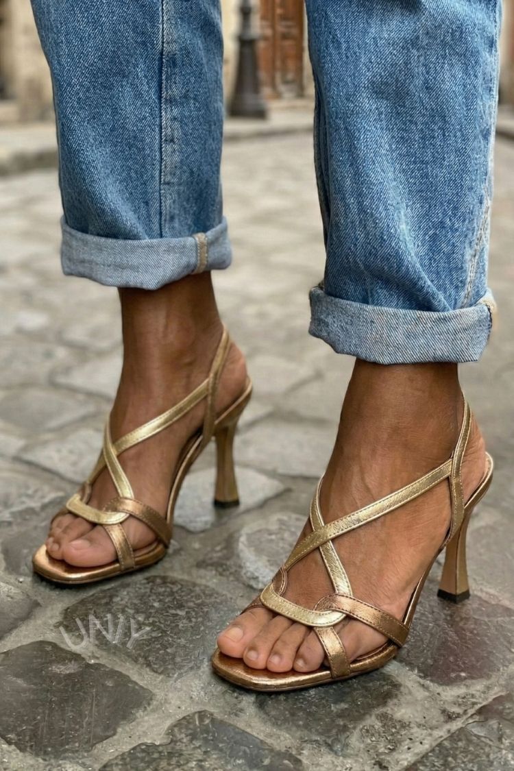 Sandalias Doradas Metálicas con Tiras Cruzadas