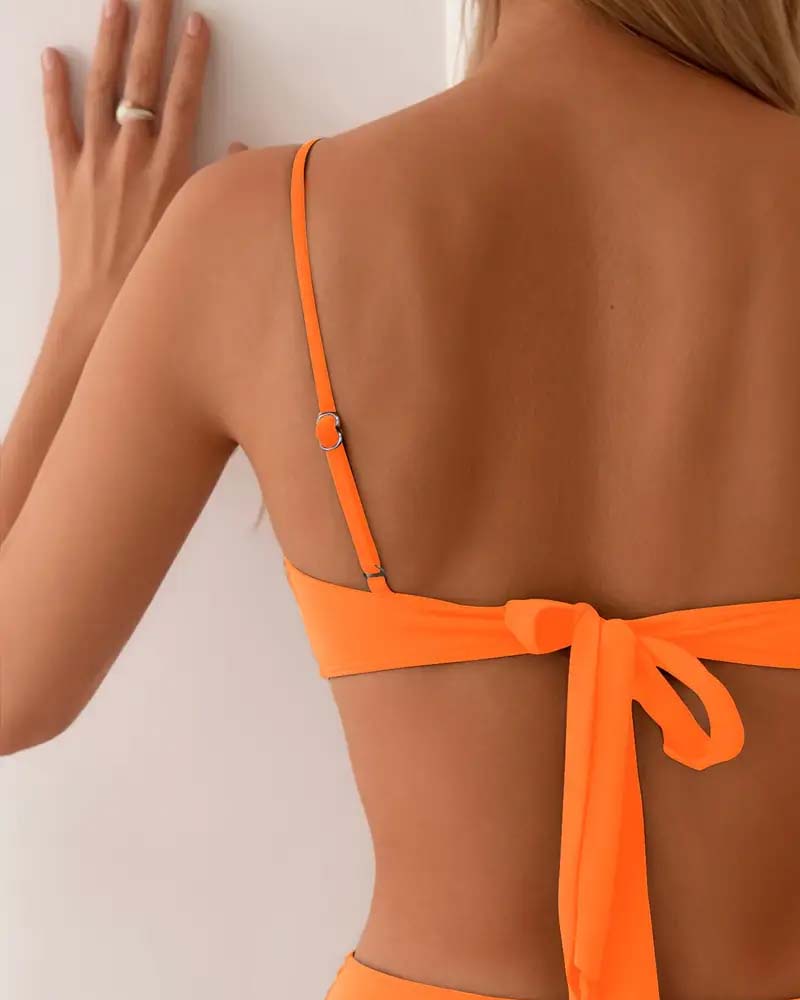 Bikini de dos piezas elegante y ceñido de Marcelle en color brillante, con detalles modernos y ajustados para un look sofisticado.