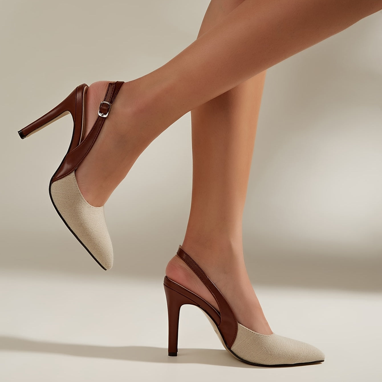 Zapatos de tacón con talón abierto Amelia de Alessia Madrid, en color negro, con detalles elegantes y suela de tacón alto.