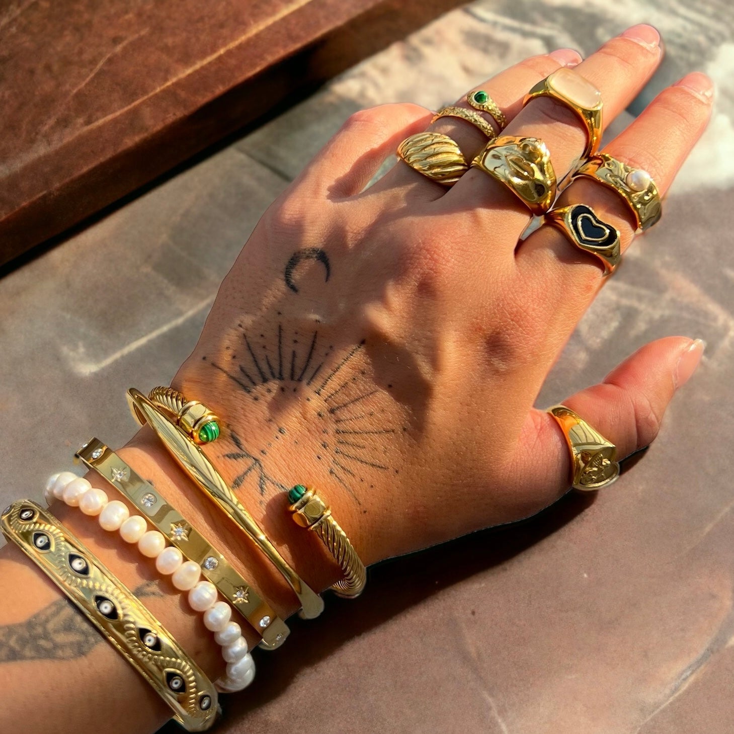 Pulsera ajustable Adelaide de Alessia Madrid con diseño elegante y detalles en oro y plata, visible en la imagen.