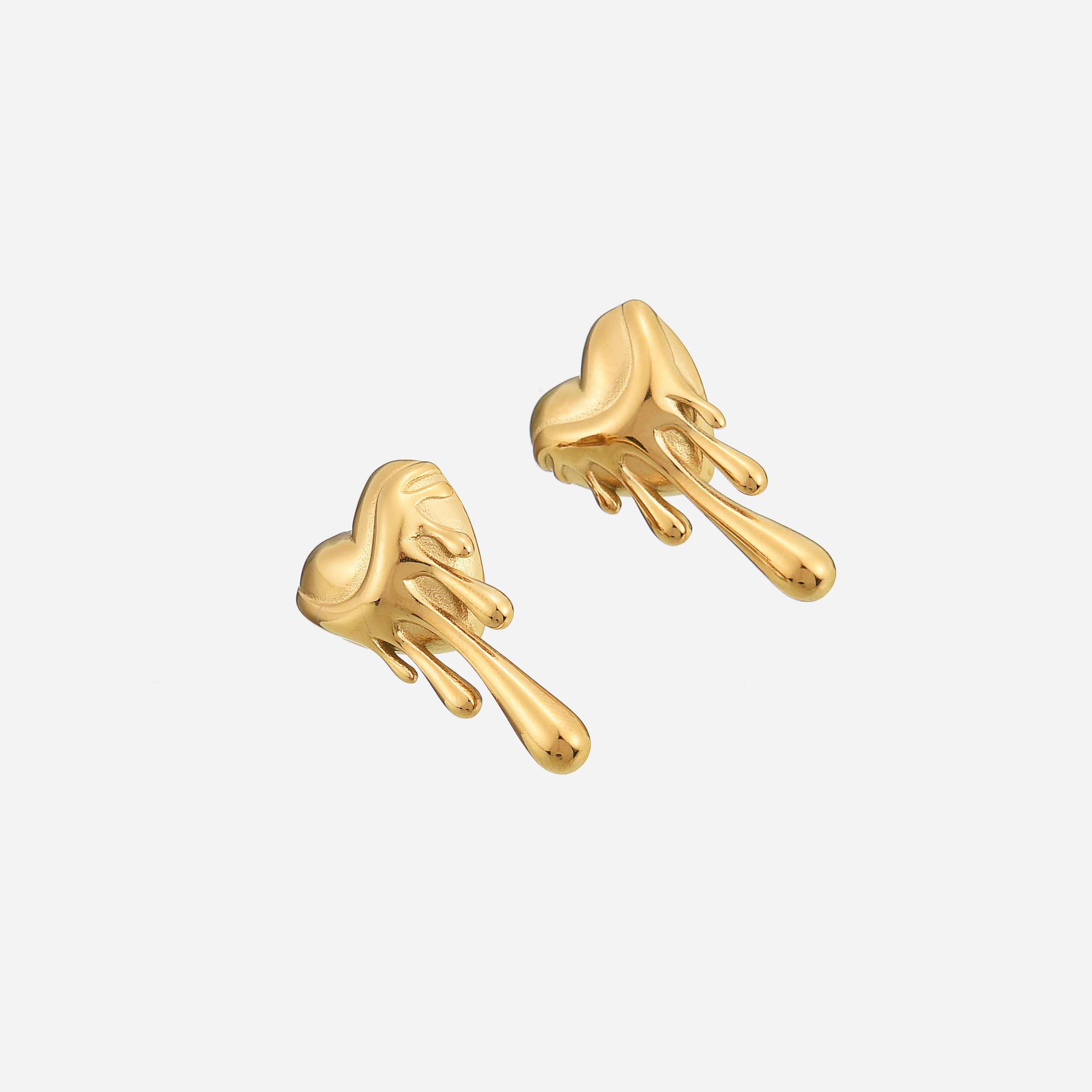 Pendientes de corazón de Alessia Madrid con diseño elegante en plata, perfectos para complementar cualquier estilo.