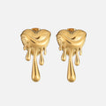 Pendientes de corazón de la marca Alessia Madrid, con diseño elegante y detalles en oro y plata.