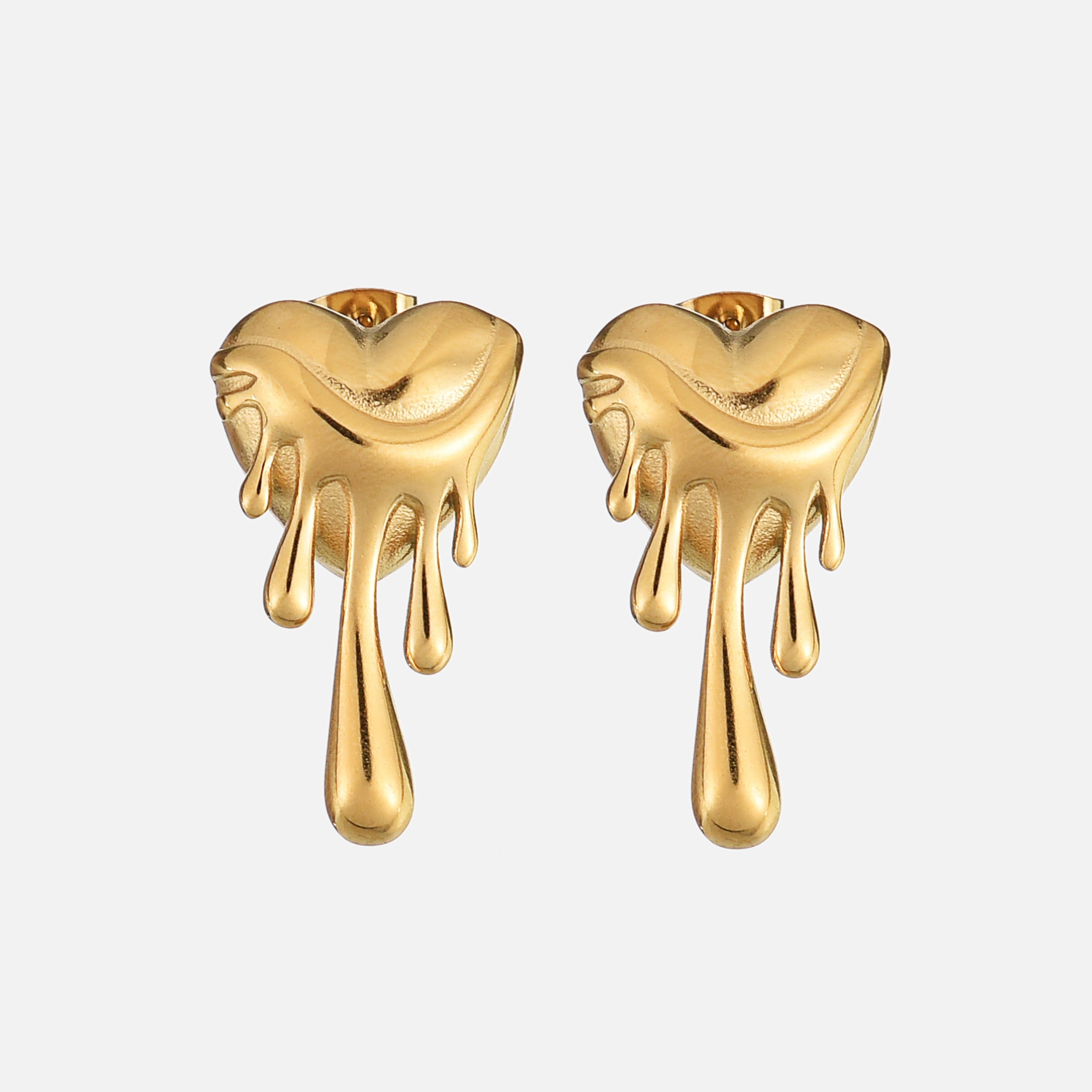 Pendientes de corazón de la marca Alessia Madrid, con diseño elegante y detalles en oro y plata.