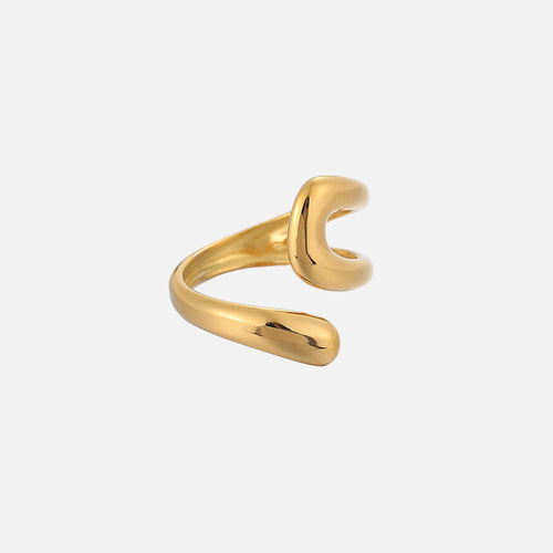 Anillo de flujo ajustable de Alessia Madrid, con diseño elegante y acabado brillante, mostrado en posición en la mano.