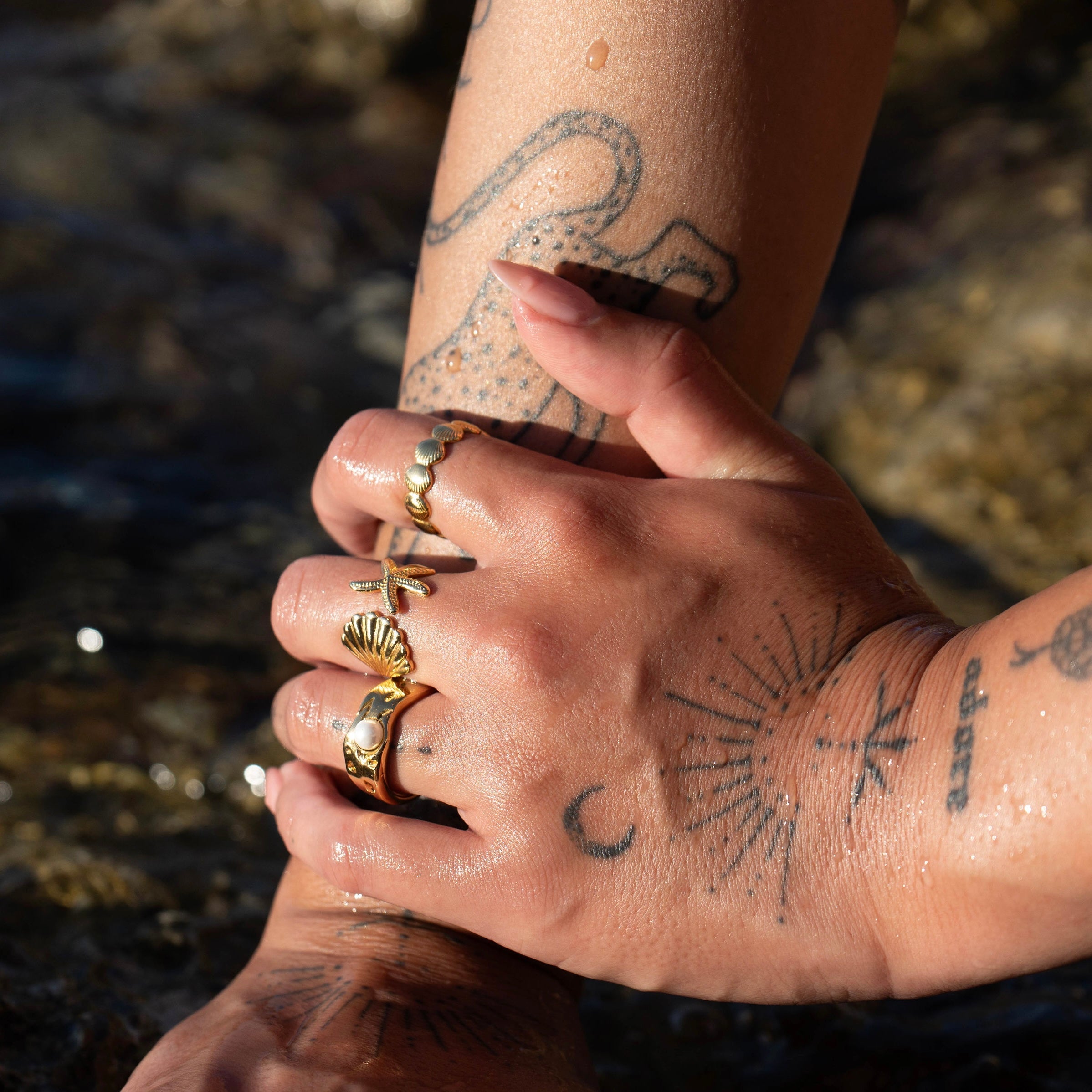 Anillo ajustable Marina de Alessia Madrid con diseño elegante y detalles en plata, mostrado en una mano.