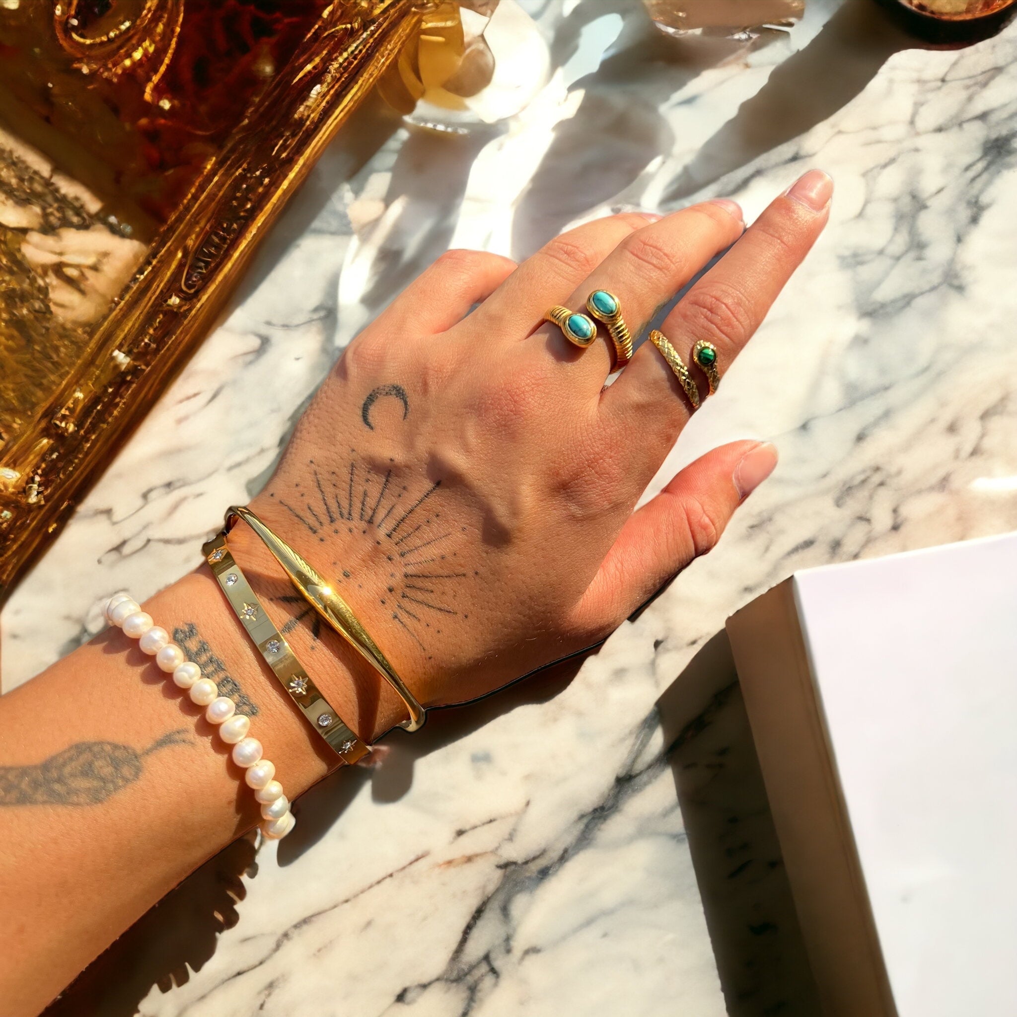 Anillo ajustable Elysia de Alessia Madrid con diseño elegante y detalles de joyería en acabado plateado.