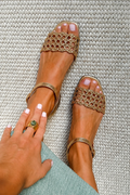 Sandalias planas Alessia Madrid con punta cuadrada, diseño elegante y cómodo para uso diario.