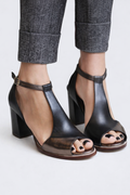 Tacones modernos de tacón ancho Alessia Madrid, con diseño elegante y estilo contemporáneo en color neutro.