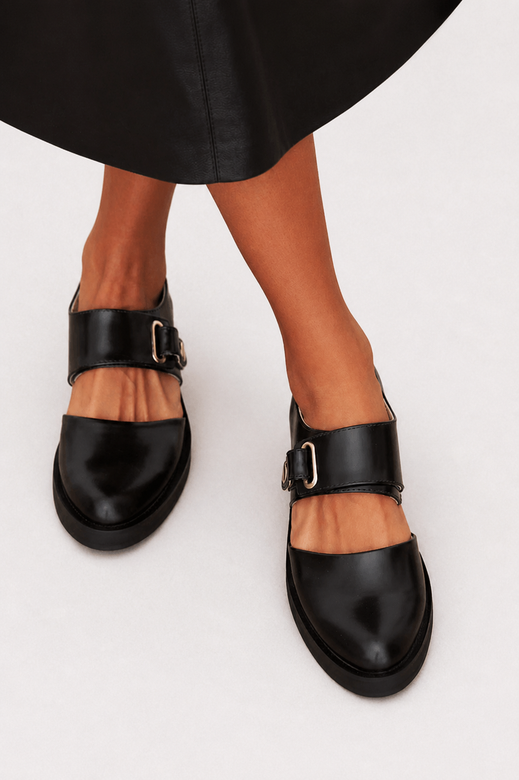 Zapatos Mary Jane Angelina de Alessia Madrid con hebilla, en color negro, con suela de tacón bajo y diseño elegante.