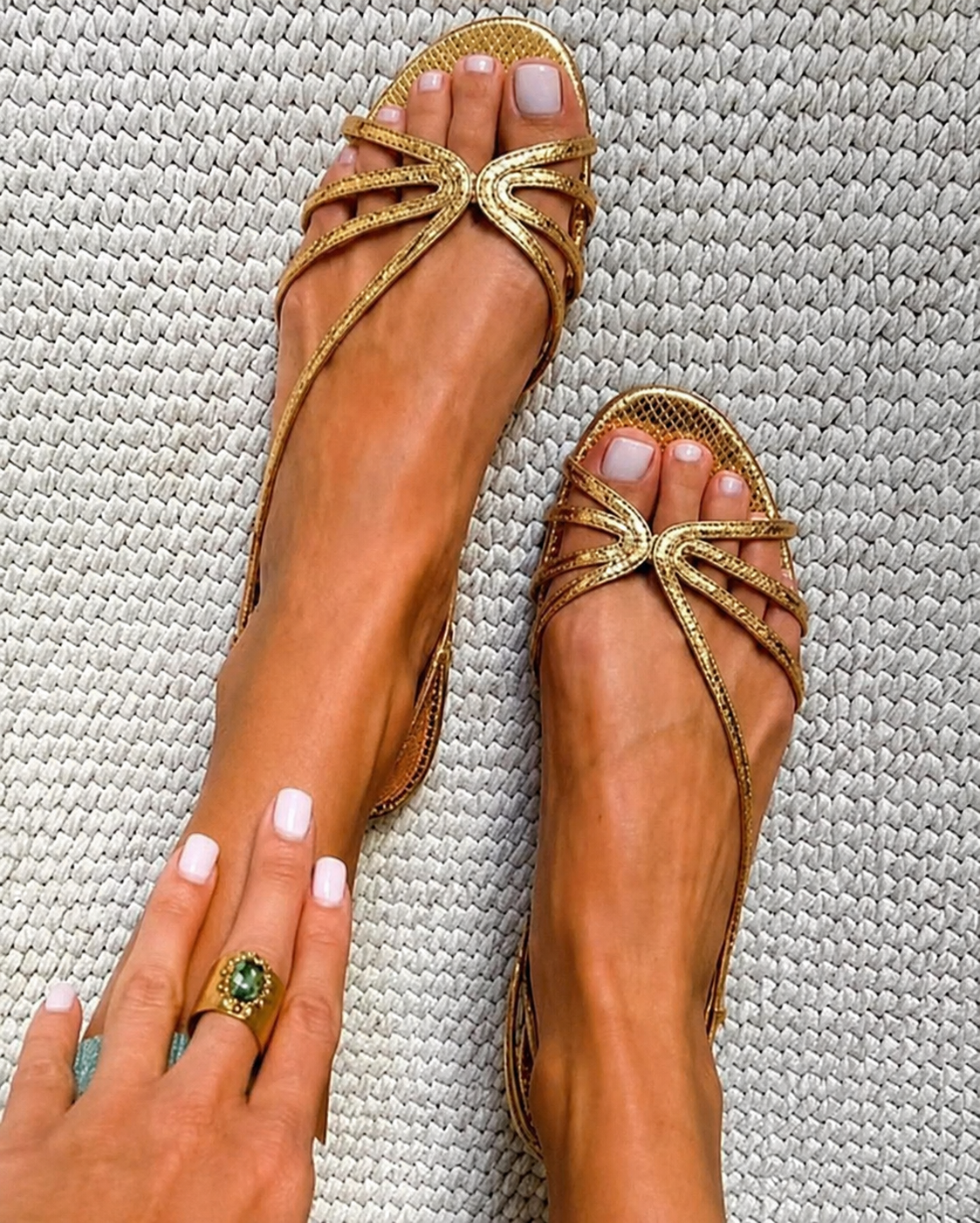 Sandalias de tiras metalizadas Alessia Madrid, con suela y diseño elegante visible en la imagen.