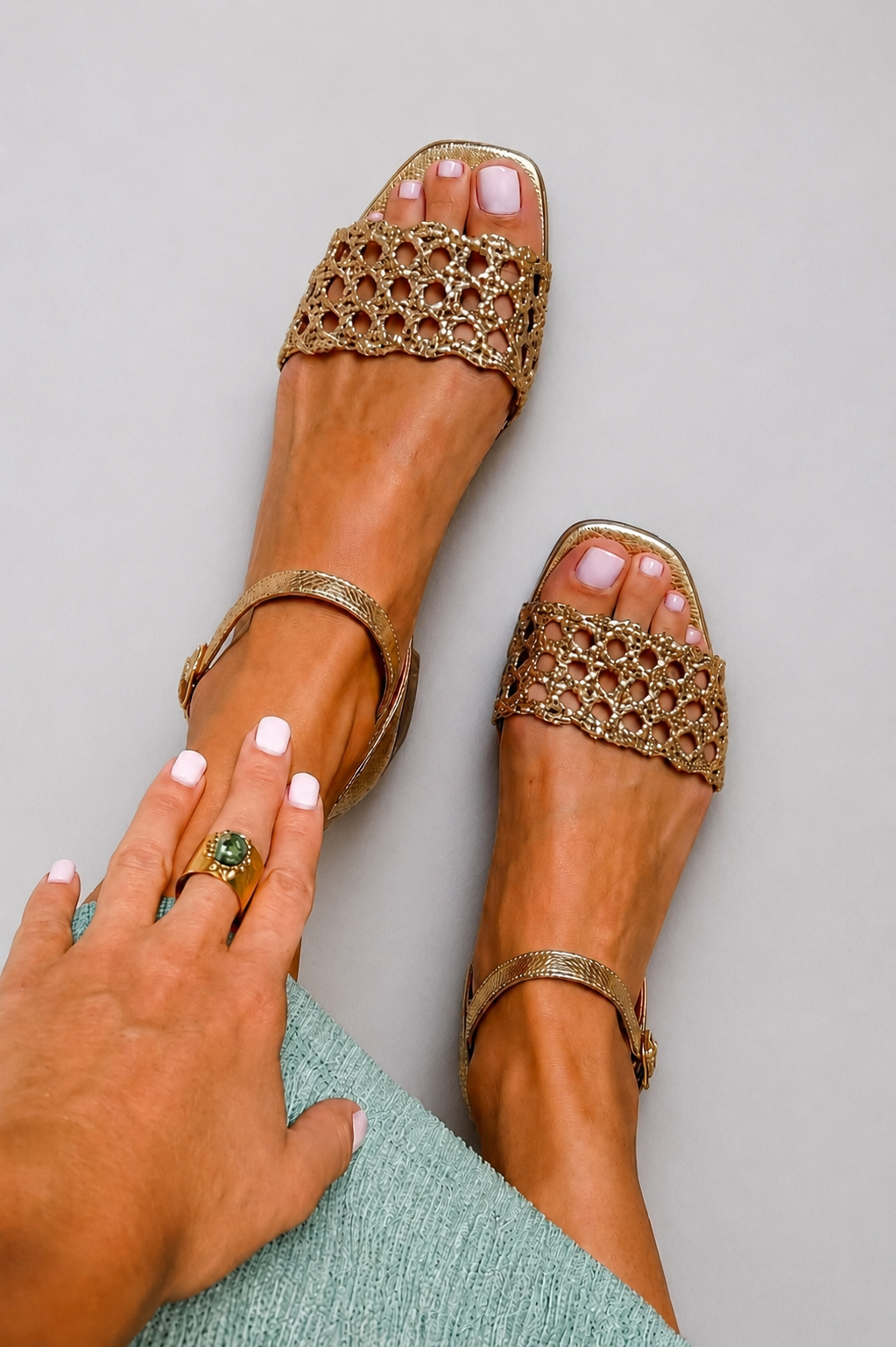 Sandalias planas con punta cuadrada de Alessia Madrid, mostradas en color beige, con diseño elegante y cómodo.