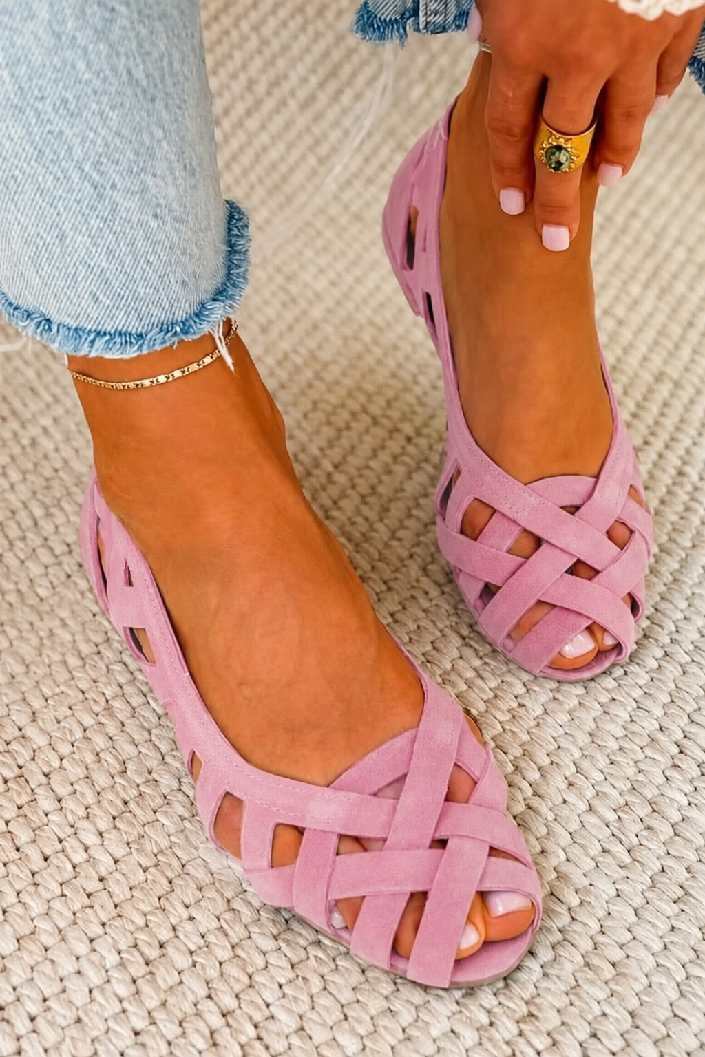 Sandalias planas Alessia Madrid con punta abierta y tejido entrecruzado, ideales para verano y estilo casual.