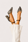 Zapatos de tacón Alessia Madrid Keren con punta y estampado de cebra, diseño elegante y moderno para ocasiones especiales.