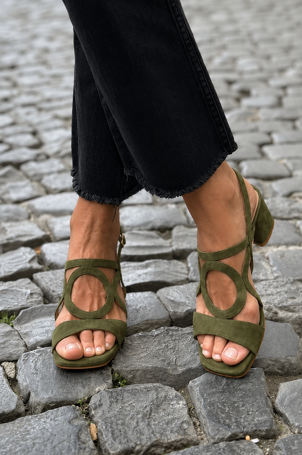 Sandalias Alessia Madrid con punta cuadrada y corte redondo, calzado elegante para mujer en color neutro.
